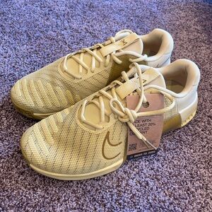 🔥 Nike Metcon 9 Men’s Size 12 – Saturn Gold/Bronze – NEW w/ Tags & Box